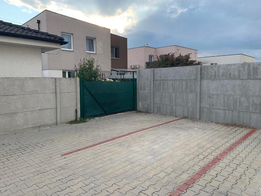 Апартаменты Modern 2 Bed House Near Bratislava With Parking Rovinka Экстерьер фото